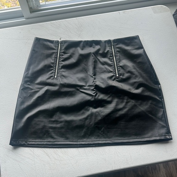 NEW Black Mini Skirt with Zipper Detail size XL - Picture 1 of 3